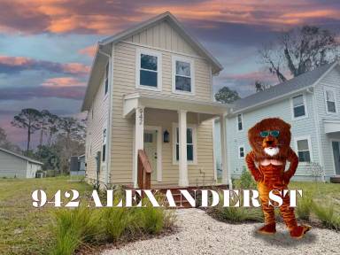 Main picture of 942 Alexander St