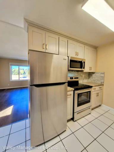 Main picture of 890 Burbank Dr