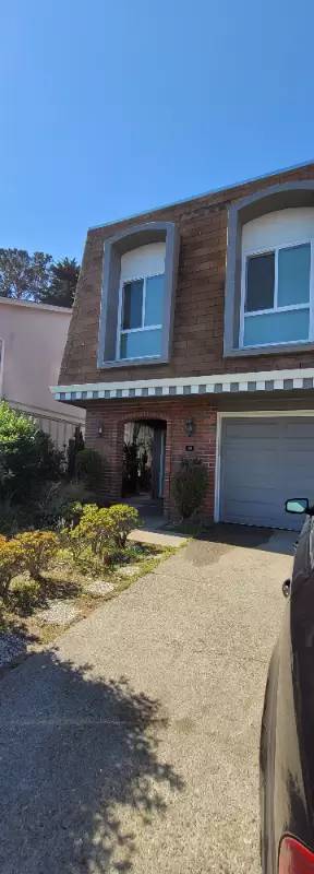 Main picture of 27 John Glenn Cir