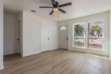Main picture of 415 W Hutchins Pl