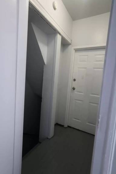 Main picture of 15 Hallock St