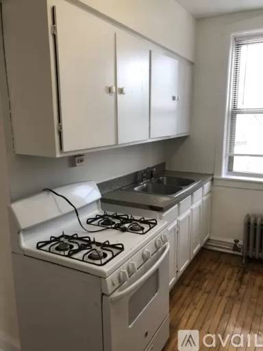 Main picture of 4748 W Roscoe St