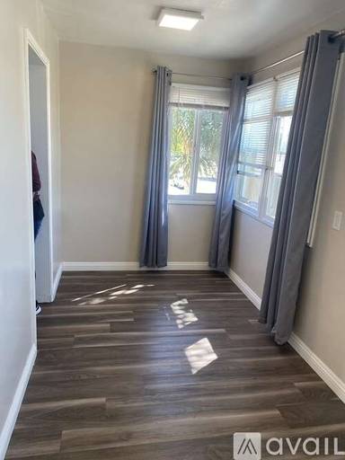 Main picture of 219 W Riggin St