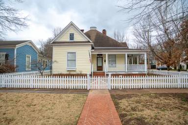 Main picture of 602 Oak St NE