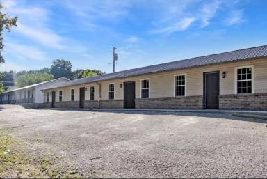 Main picture of 400 N Rockingchair Rd