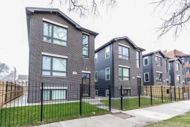 Main picture of 4741 S Michigan Ave