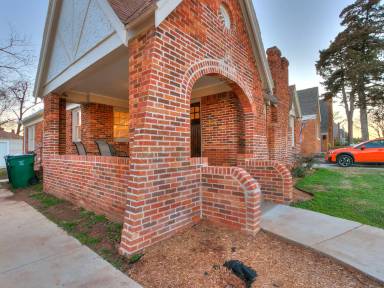 Main picture of 928 NE 18th St