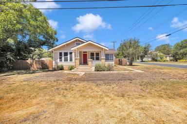 Main picture of 209 Kneupper St