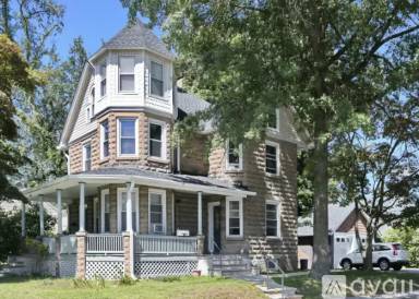 Main picture of 81 W Main St