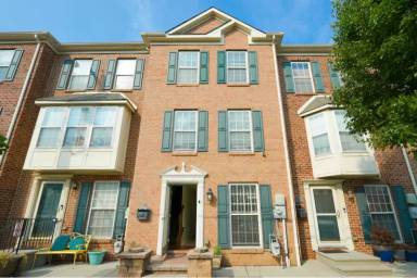 Main picture of 2441 E York St