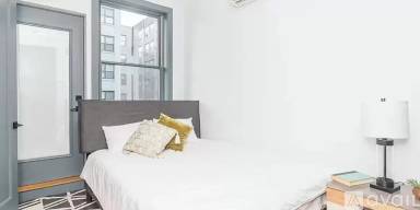 Main picture of 376 Bedford Ave