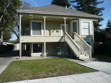 Main picture of 122 1/2 Leland St
