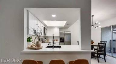 Main picture of 5088 Spencer St