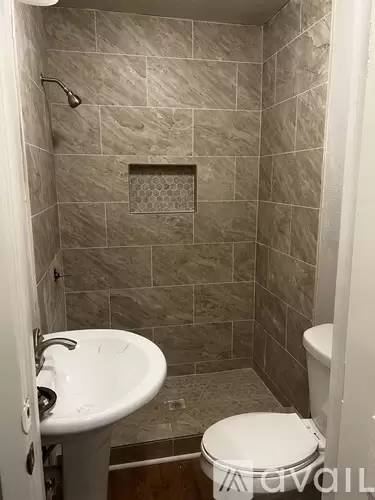 Main picture of 915 Canton