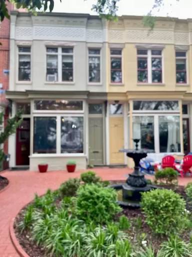 Main picture of 413 E Capitol St SE