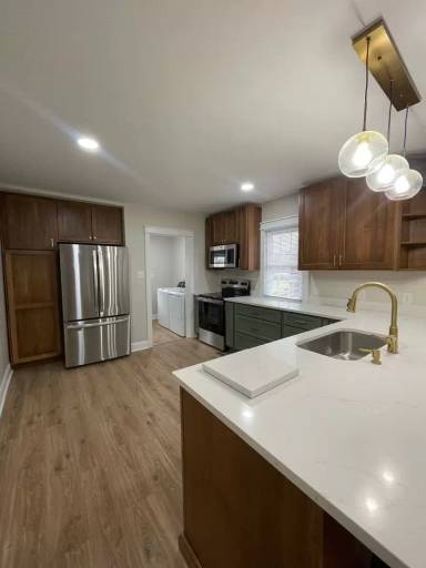 Main picture of 713 E 2nd St