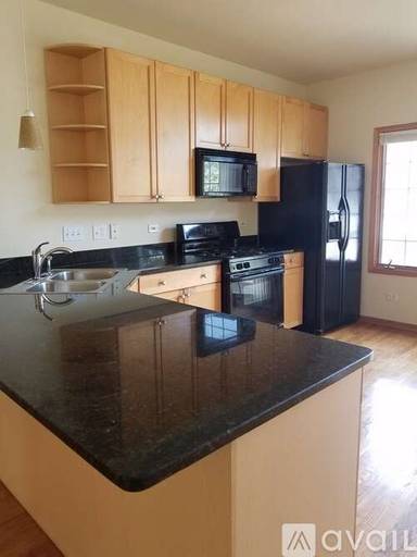 Main picture of 2556 W Warren Blvd