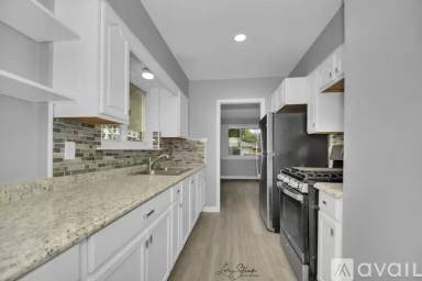 Main picture of 700 E 155th St