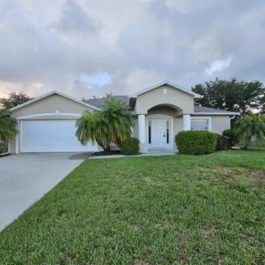 Main picture of 923 NW 12th Ter