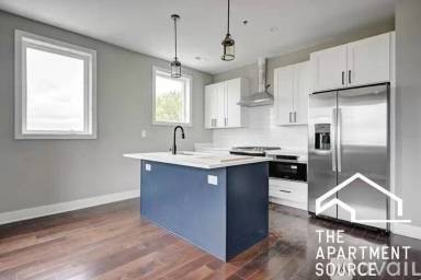 Main picture of 2219 N Clybourn Ave