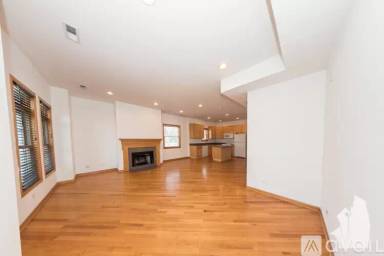 Main picture of 2741 N Southport Ave