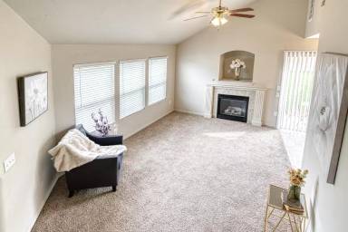 Main picture of 5940 W Port Ln