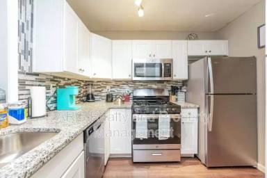 Main picture of 1360 North Ave NE