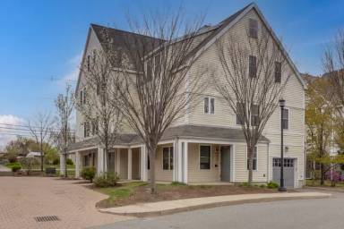 Main picture of 400 Cross St