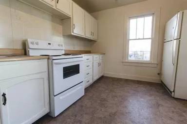 Main picture of 914 W Jefferson Blvd