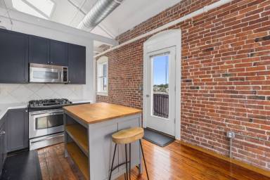 Main picture of 755 Westminster St