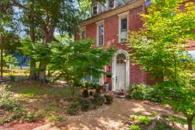 Main picture of 806 Oakwood St