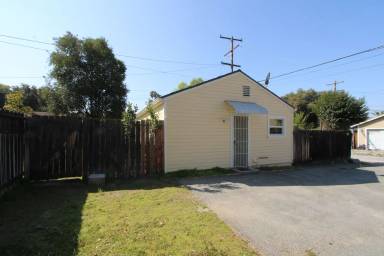 Main picture of 915 N University St