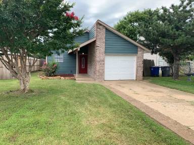 Main picture of 5632 S Waco Ave