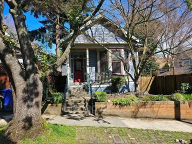 Main picture of 215 S Gaines St