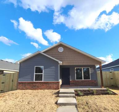 Main picture of 2504 E Illinois Aly