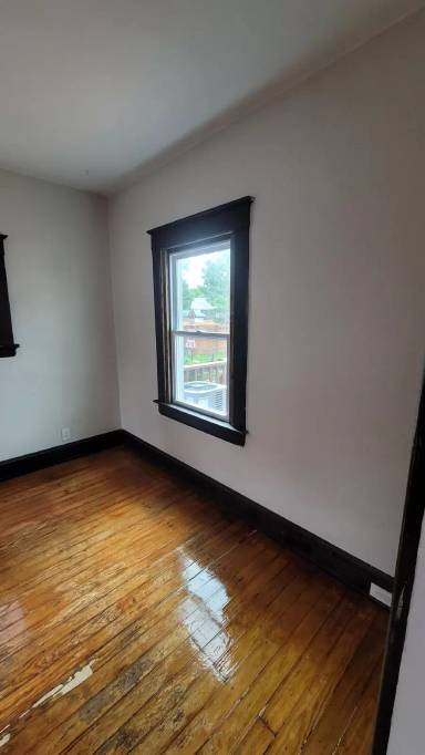Main picture of 213 W 34th St