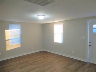 Main picture of 214 W Chestnut Ave