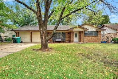 Main picture of 921 Holiday Dr