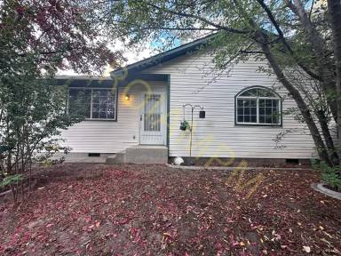 Main picture of 180 Lake St E