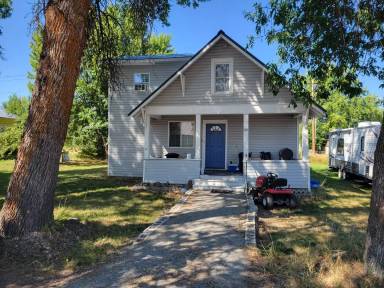 Main picture of 106 1st St