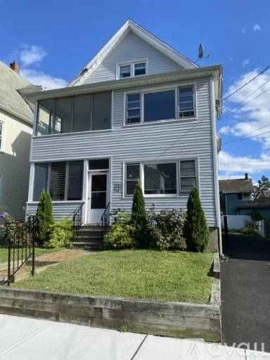 Main picture of 576 Midland St