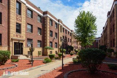 Main picture of 825 W Waveland Ave