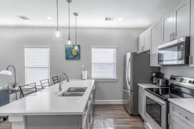 Main picture of 142 W 5th St
