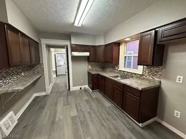 Main picture of 483 Douglas St