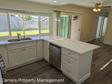 Main picture of 562 Woods Dr