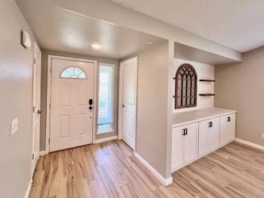Main picture of 4938 N Orchid Ave