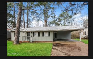 Main picture of 1060 Deryll St