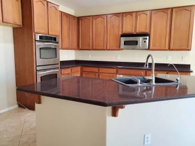 Main picture of 2094 E Oakland St