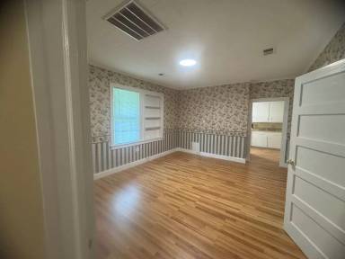 Main picture of 916 N Brickyard Rd