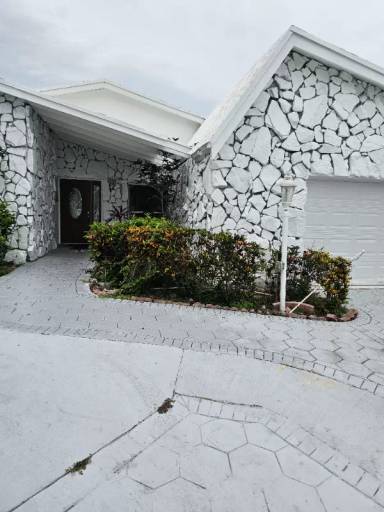 Main picture of 740 Bluebird Ln